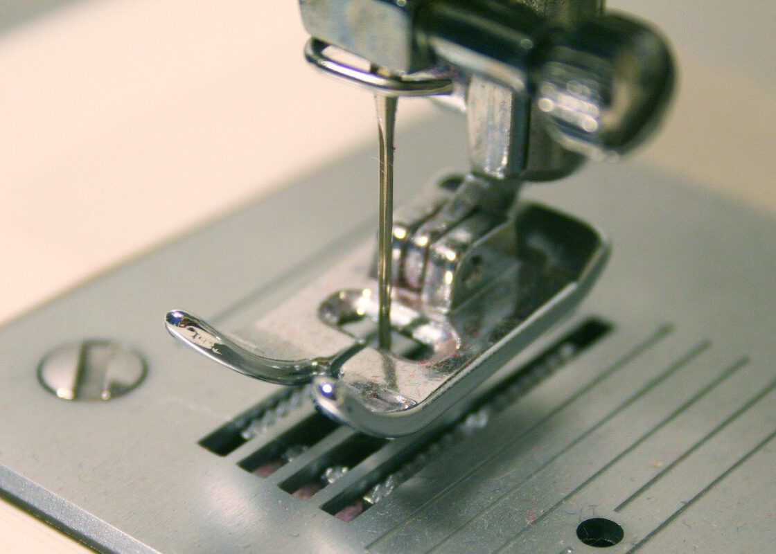 sewing machine 2613527 1280